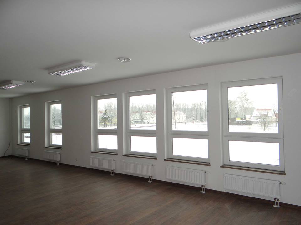 infissi bianchi per salone