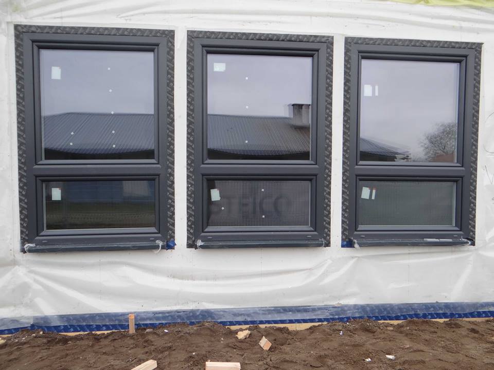 infissi neri per edificio pubblico