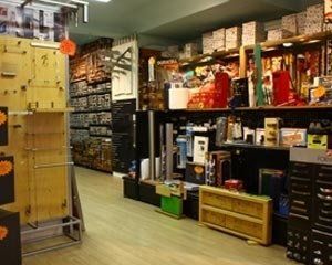 Un negozio pieno di scaffali e scatole