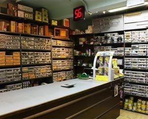 Un negozio pieno di scaffali, scatole e un bancone.