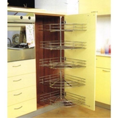 Una cucina con mobili gialli e un forno in acciaio inox