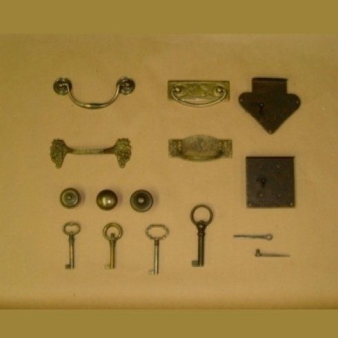 Un mazzo di chiavi e maniglie su un tavolo