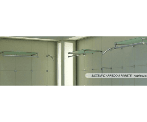 Una foto di una stanza con una mensola di vetro sul muro.