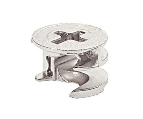 Un primo piano di una vite metallica su uno sfondo bianco