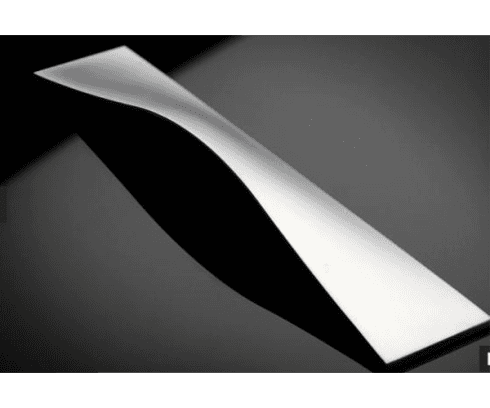 Una foto in bianco e nero di un oggetto metallico su un tavolo