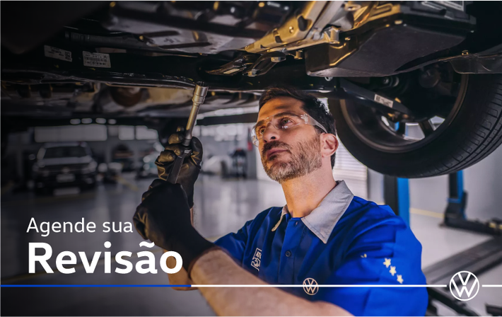 Mecânico realizando revisão em um carro volkswagen