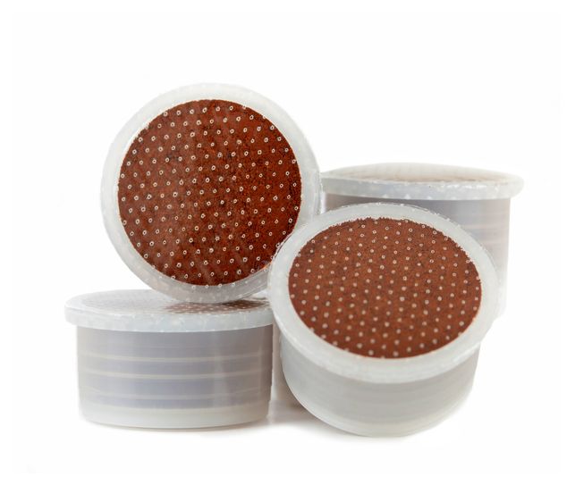 Quattro cialde di caffè sono impilate una sopra l'altra su uno sfondo bianco