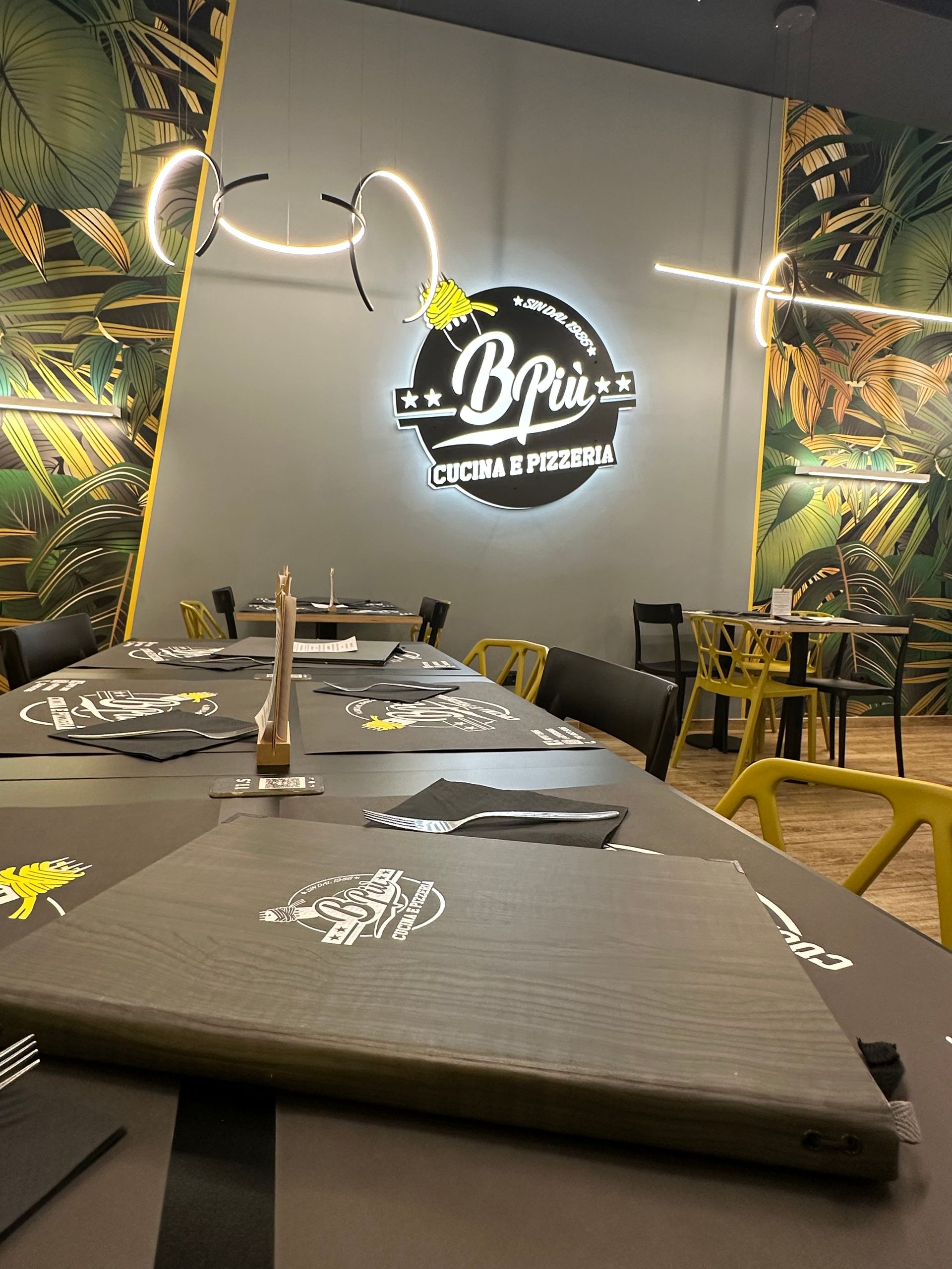 Un ristorante con tavoli e sedie e un menù sul tavolo.