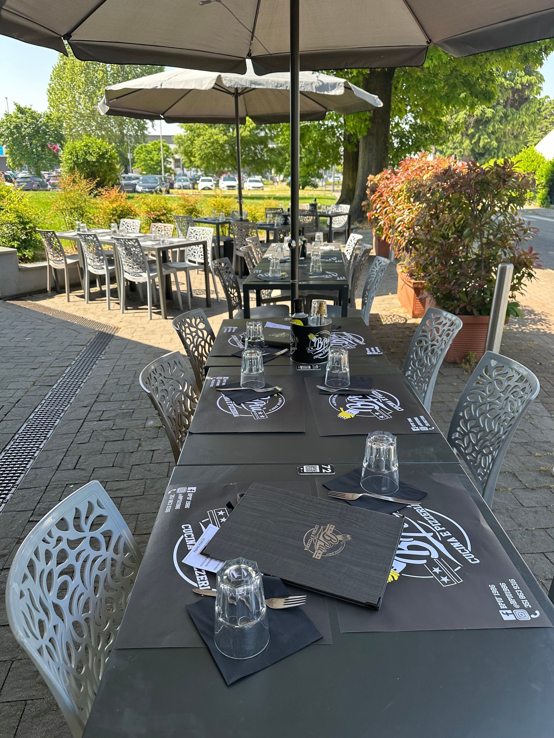 Un tavolo con un menu e dei bicchieri sopra