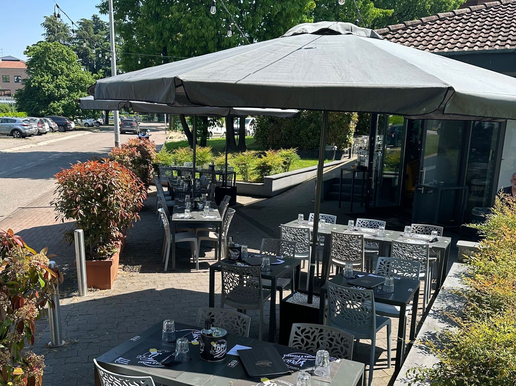 Un ristorante con tavoli e sedie sotto un ombrellone