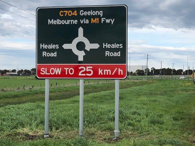 A sign that says slow to 25 km / h on it