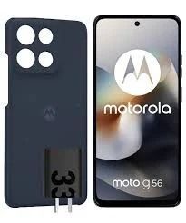Una funda de teléfono azul marino, un cargador de pared de 33 W y un teléfono inteligente Motorola Moto G56 se muestran sobre un fondo blanco.