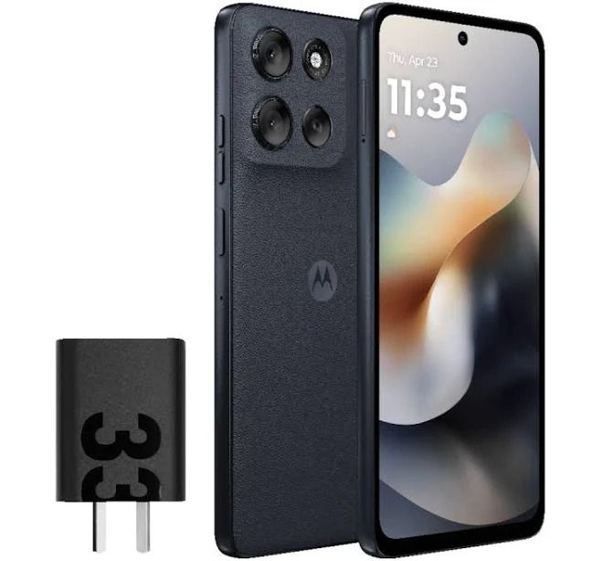Un teléfono inteligente Motorola negro que muestra las vistas frontal y trasera, acompañado de un adaptador de carga de 33 W sobre un fondo blanco.