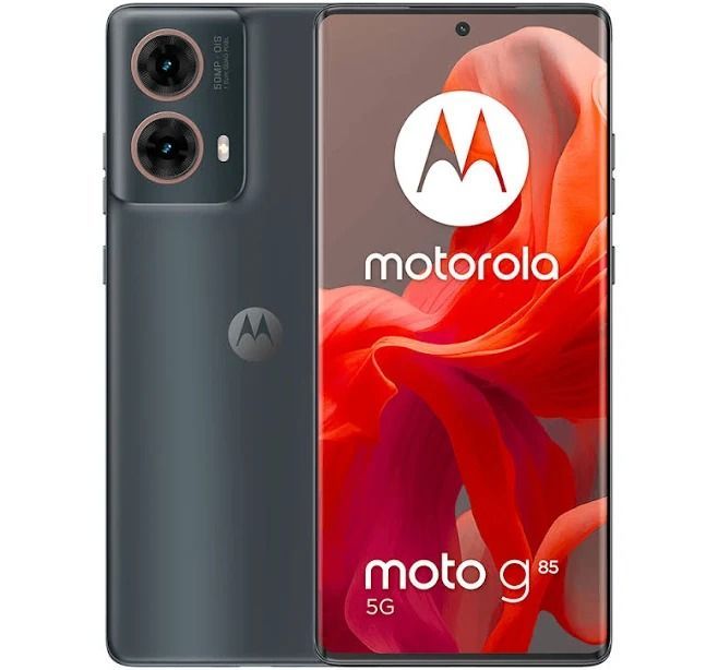 Un smartphone Motorola moto g85 5G de color carbón que muestra su módulo de cámara trasera y su pantalla frontal con el logotipo de Motorola.