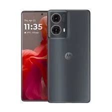 Un smartphone Motorola moto g85 5G de color carbón que muestra su módulo de cámara trasera y su pantalla frontal con el logotipo de Motorola.