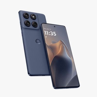 Dos teléfonos inteligentes Motorola de color azul oscuro, mostrados desde la parte posterior y frontal sobre un fondo claro liso.