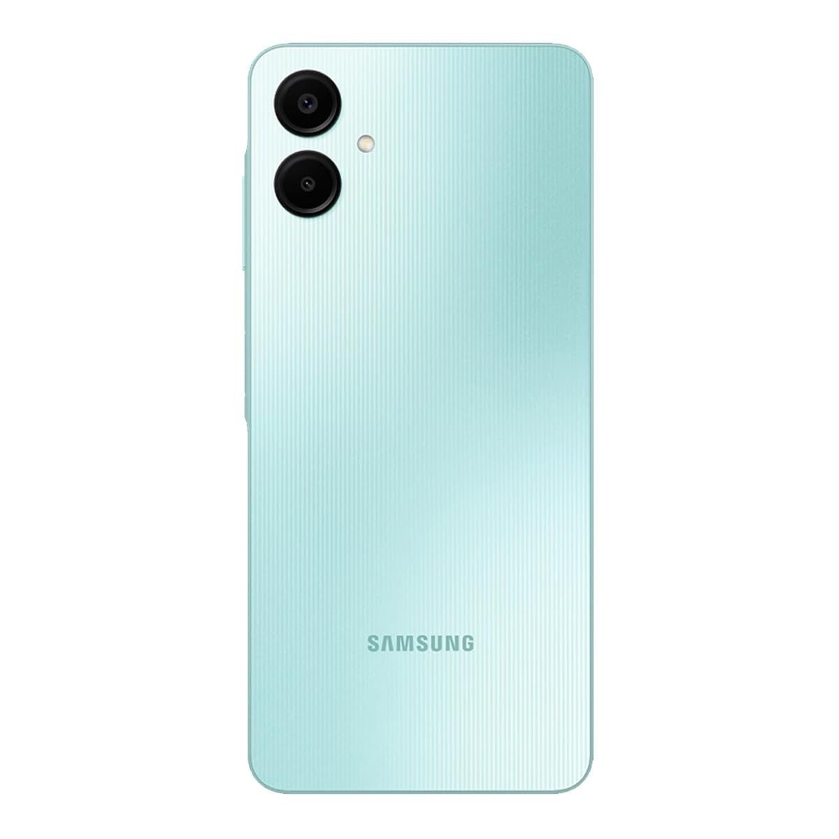 Se muestra un smartphone Samsung Galaxy A06 de color dorado, tanto por delante como por detrás, que cuenta con una cámara de doble lente y una textura a rayas.