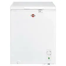 Congelador horizontal de color blanco con ruedas y asa.