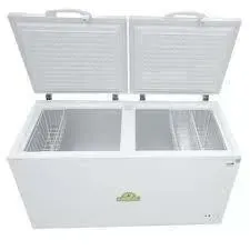 Congelador horizontal blanco con dos tapas abiertas, sobre ruedas.