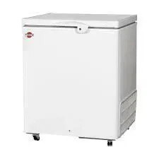 Congelador horizontal de color blanco con ruedas y asa.