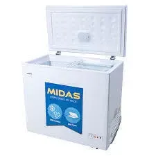 Congelador horizontal Midas blanco con la tapa abierta, revelando el interior.