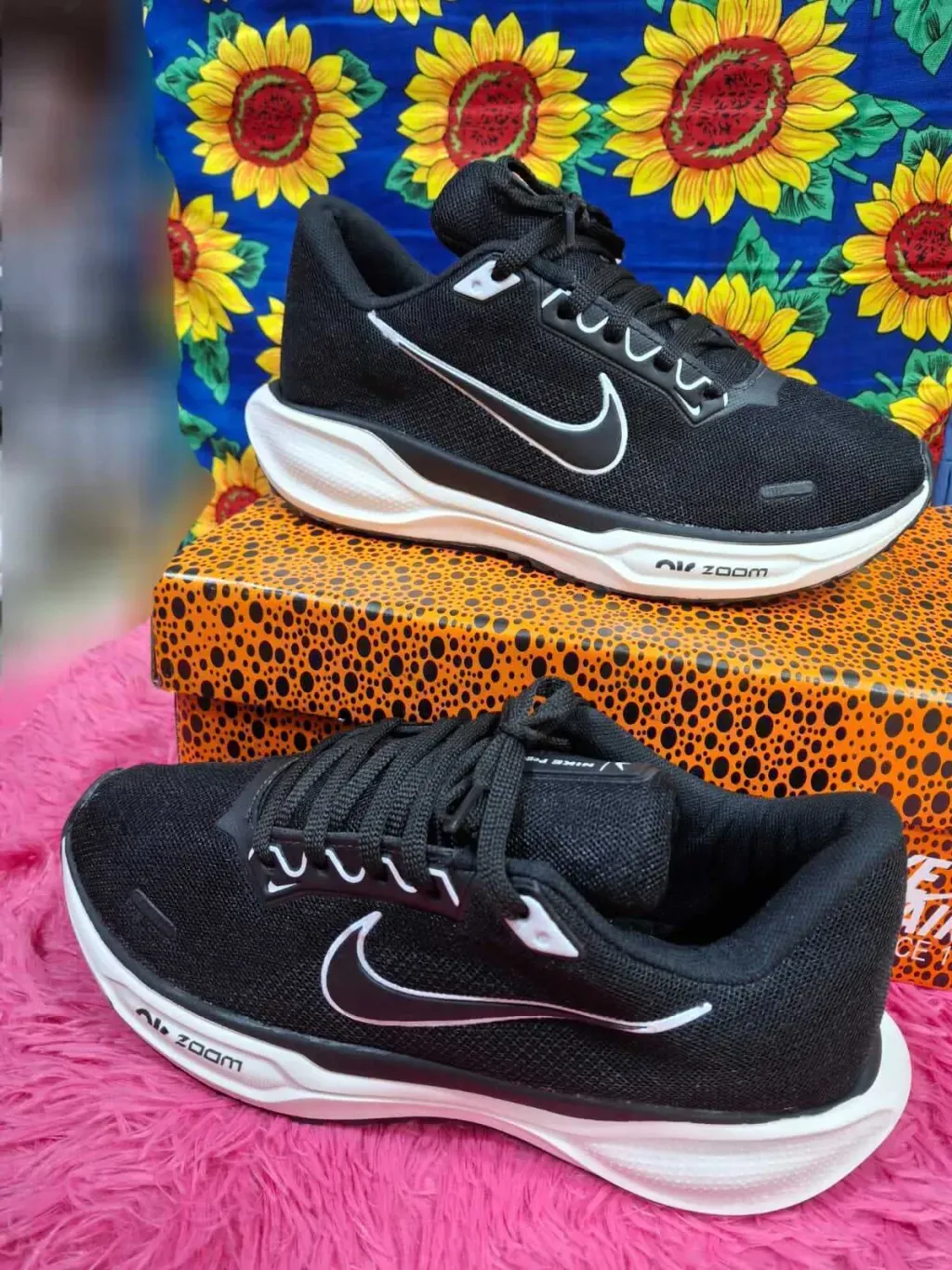 Zapatillas Nike para correr de color negro con el logotipo Swoosh en color blanco