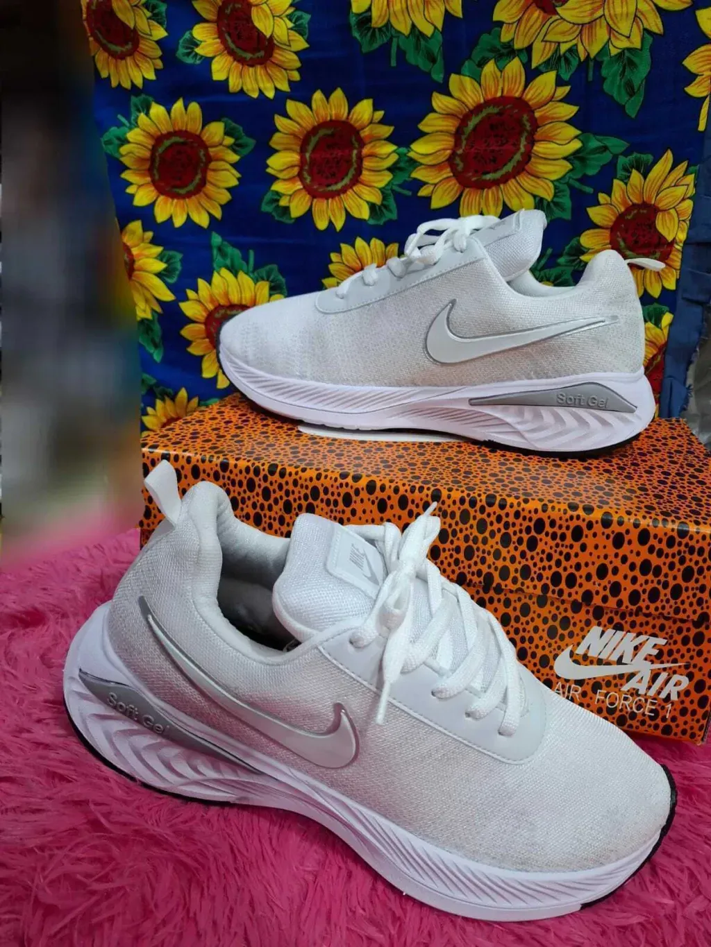 Zapatillas Nike para correr de color negro con el logotipo Swoosh en color blanco