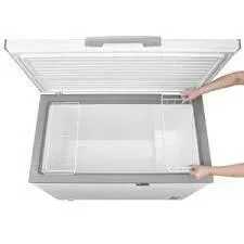Congelador horizontal blanco con la tapa abierta.