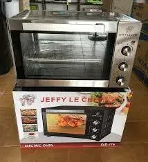 Horno freidora de aire de color negro con pantalla digital, alimentos en su interior, interior iluminado.