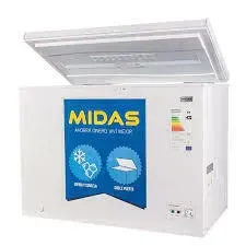 Congelador horizontal blanco con la tapa abierta, mostrando el interior. Marca: Midas.