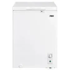 Congelador horizontal de color blanco con tapa cerrada.