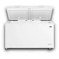 Congelador horizontal blanco con dos tapas abiertas, sobre ruedas.