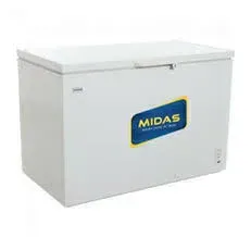 Congelador horizontal blanco con la tapa abierta, mostrando el interior. Marca: Midas.