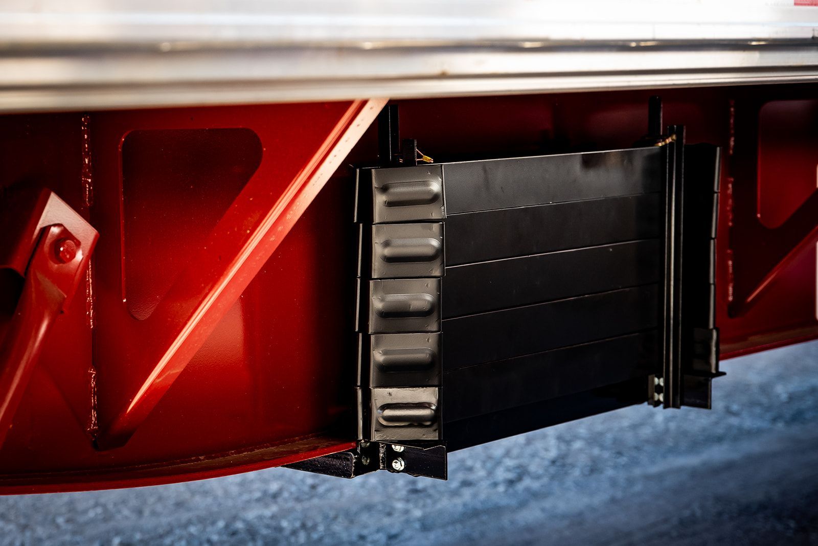 Black steel panel with horizontal slats for Fontaine trailer