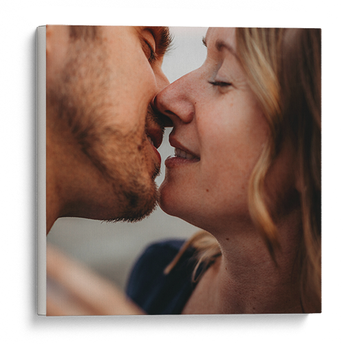 Un homme et une femme tiennent un bébé dans un champ.