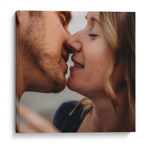 Un homme et une femme tiennent un bébé dans un champ.