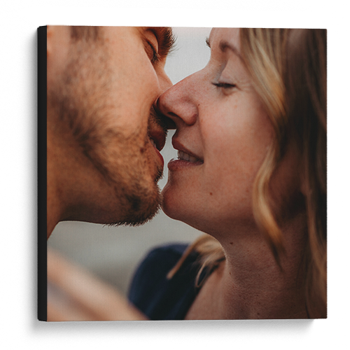 Un homme et une femme tiennent un bébé dans un champ.