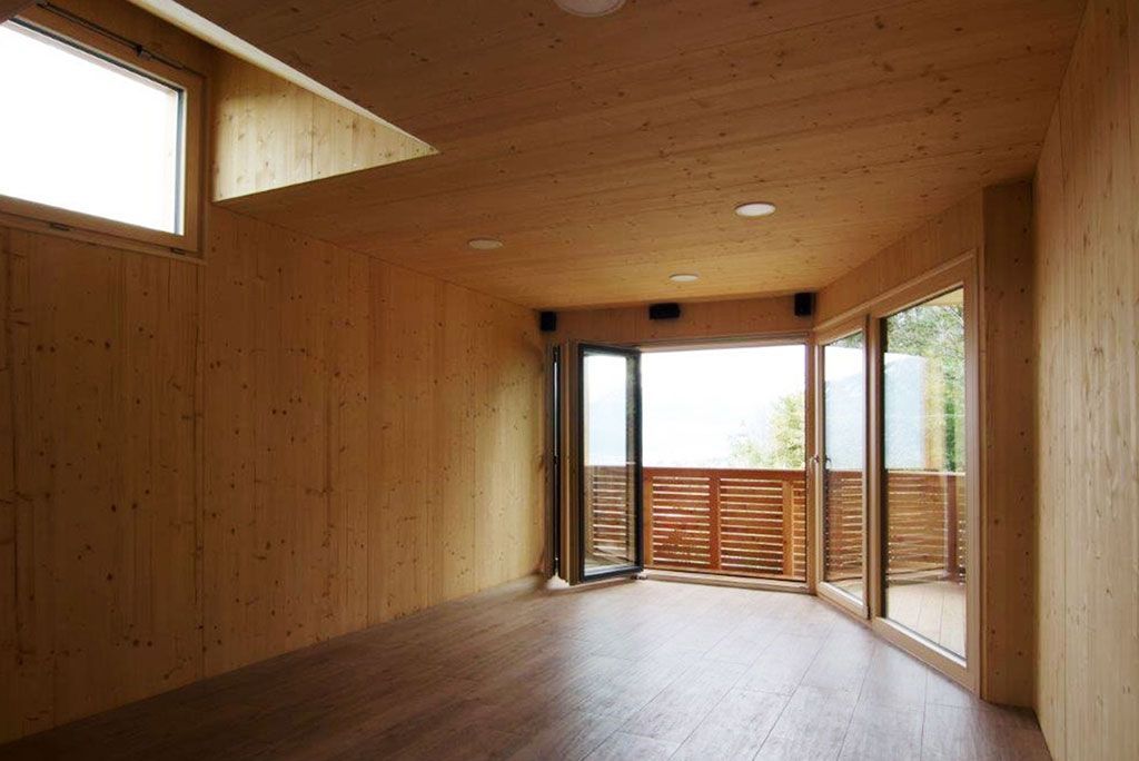 innenraum mit Holz und großen Fenstern gestaltet