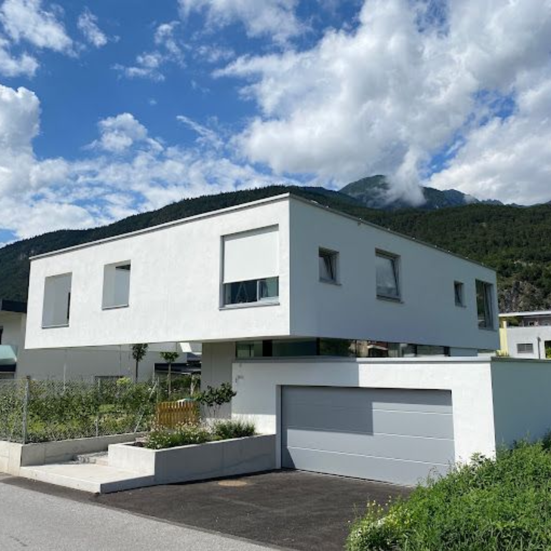 weißes Mehrfamilienhaus