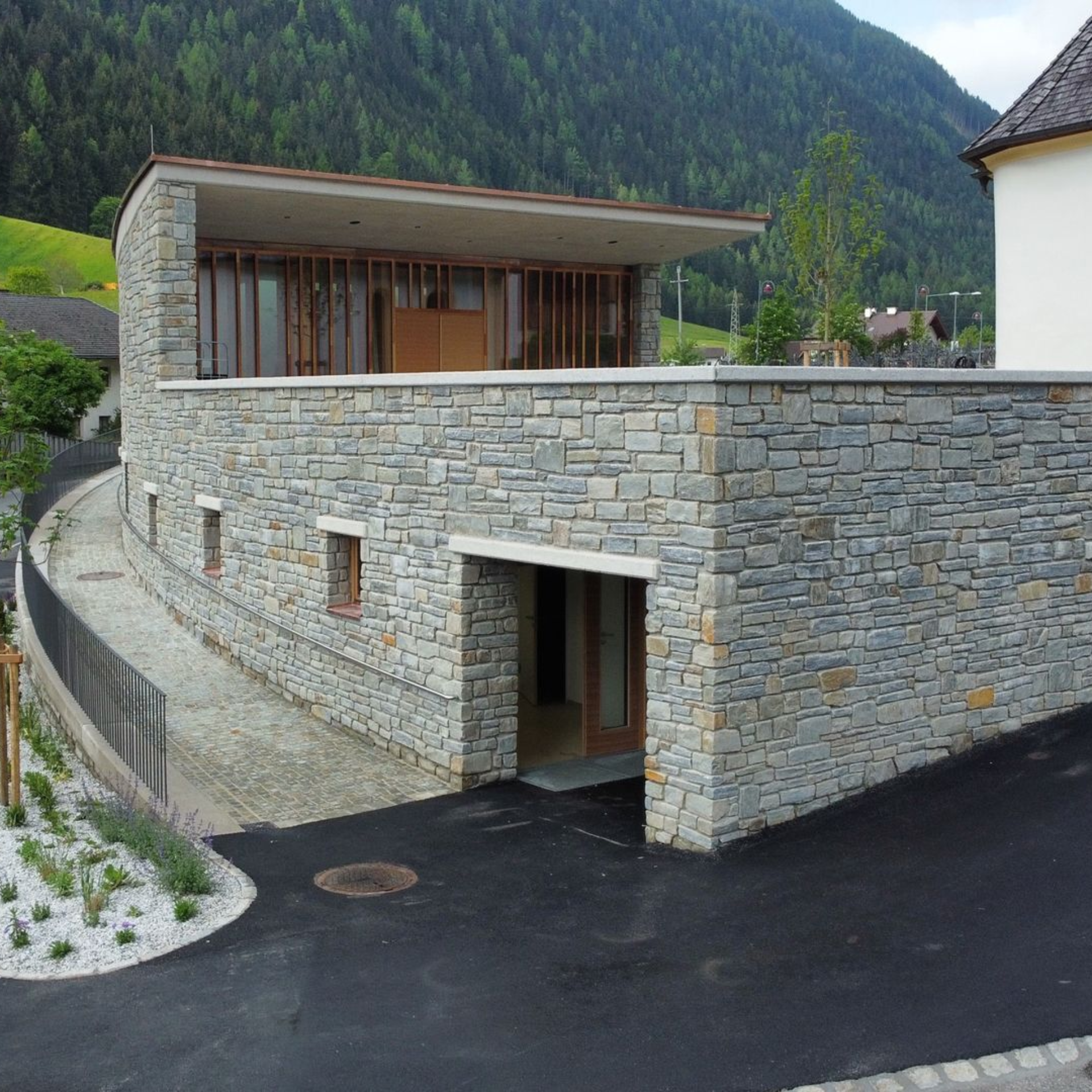 innenraum mit Holz und großen Fenstern gestaltet