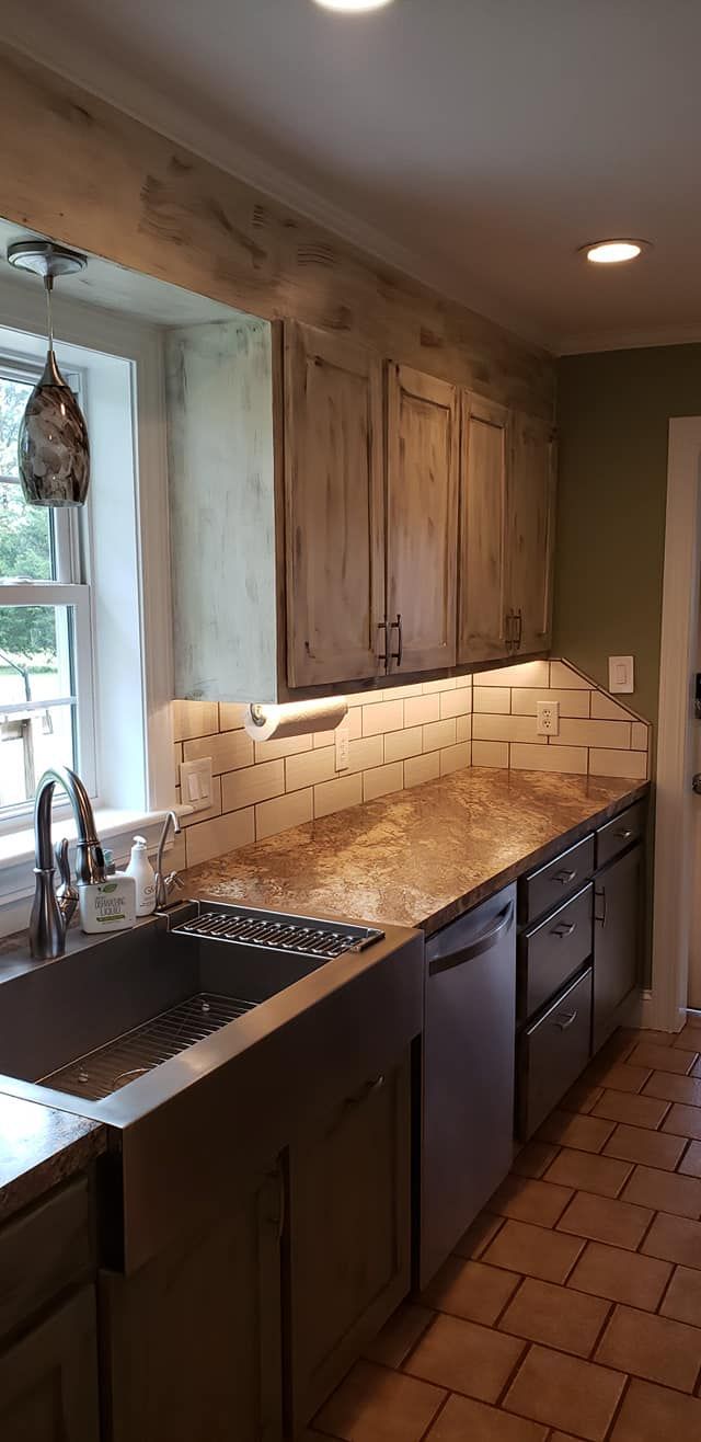 Kitchen Countertop With Wood Cabinet
