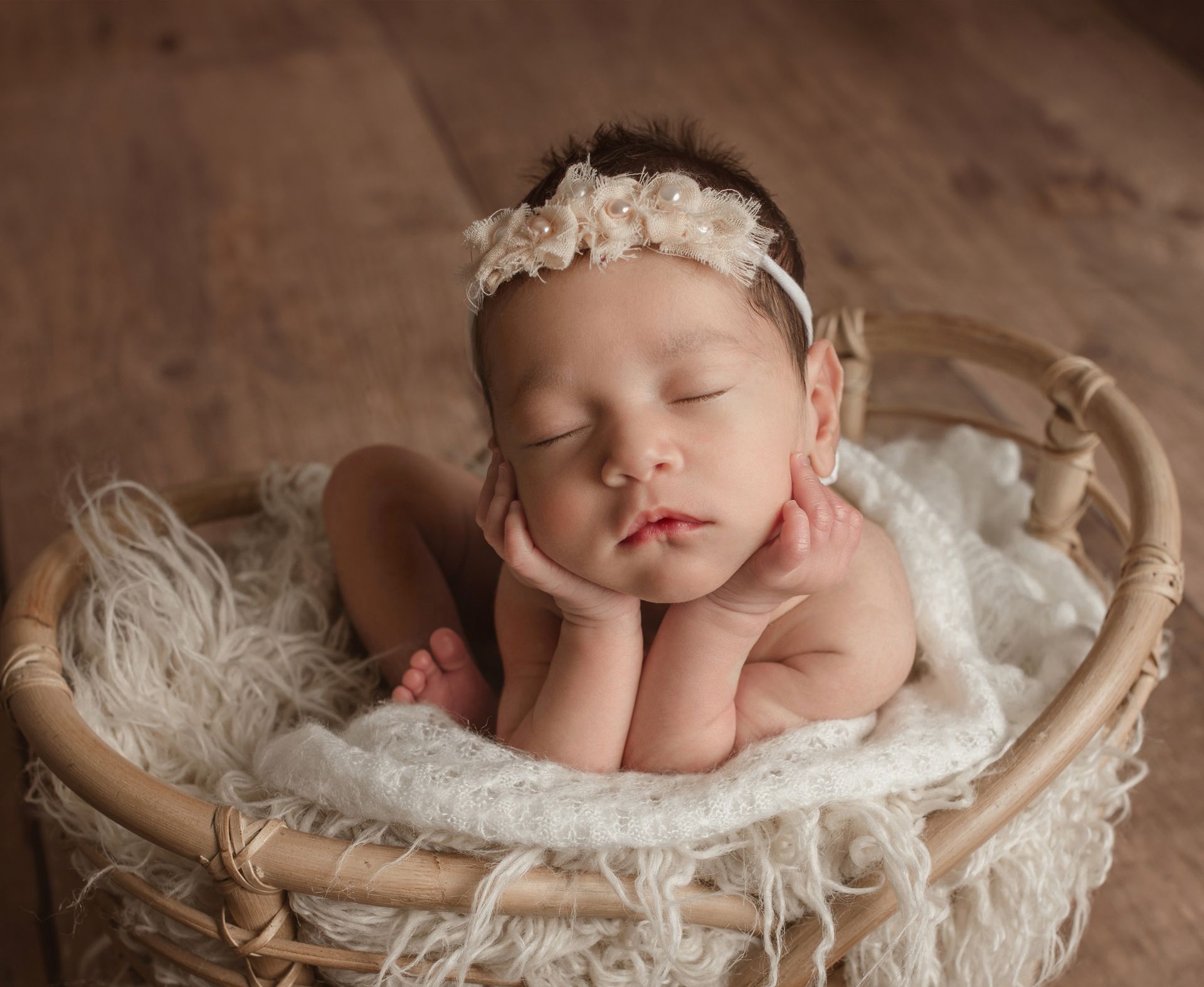 Newborn froggy pose, newborn photographer near me.