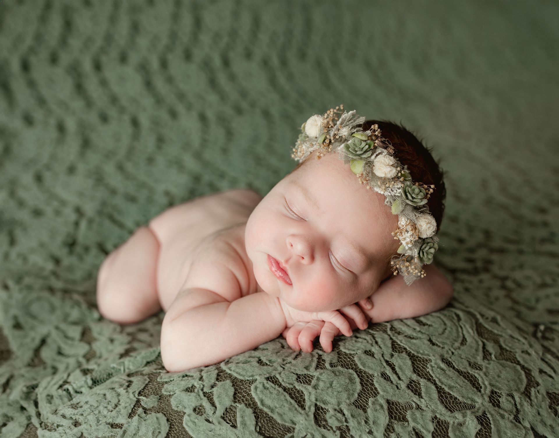 Newborn girl with flowers, newborn photo posed.