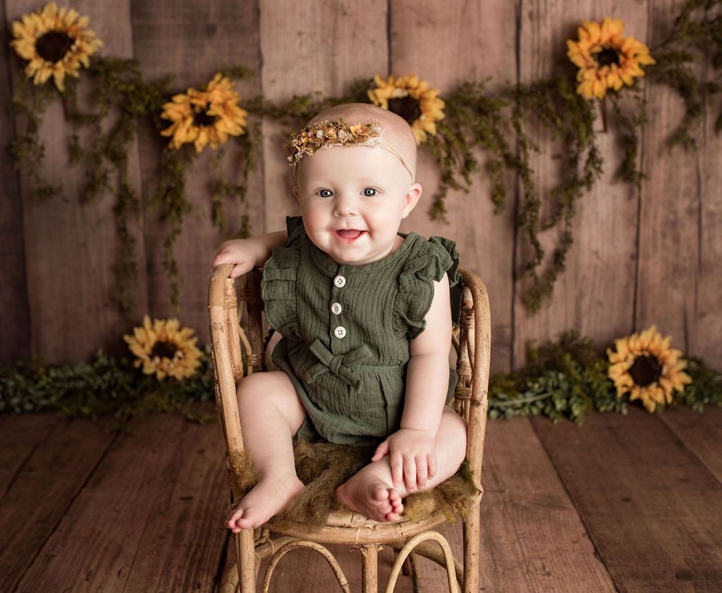 Milestone photographer, Sunflower baby photo ideas.