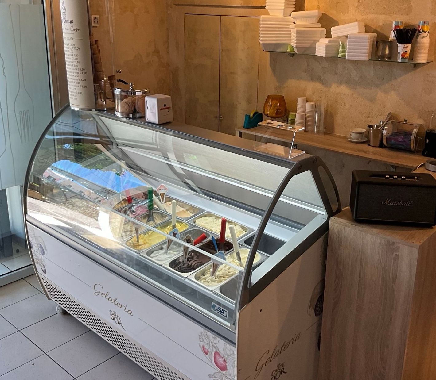 Una vetrina piena di gelato in una cucina.