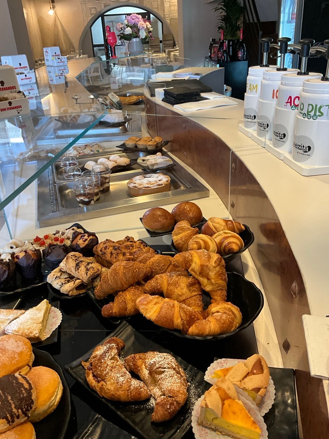 Un tavolo da buffet pieno di una varietà di pasticcini e dessert.