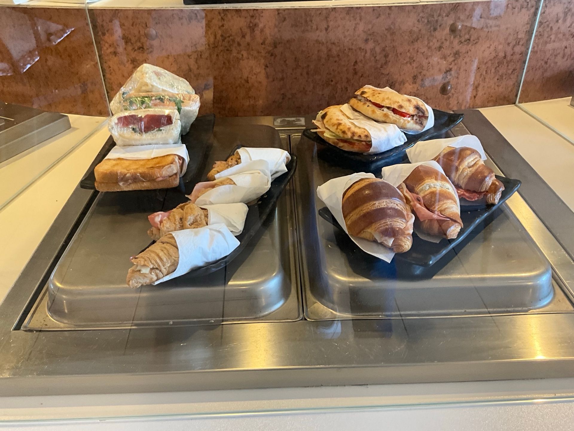 Un buffet con panini e croissant