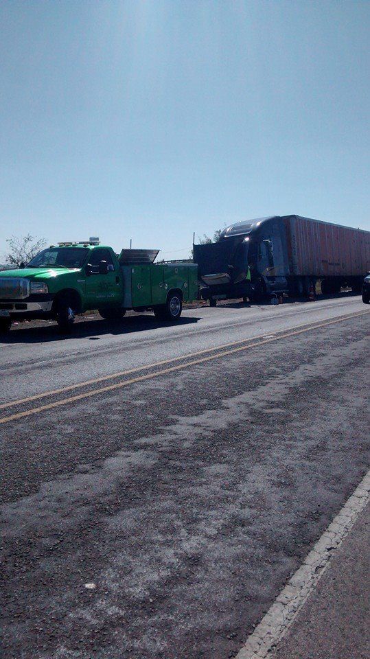 24/7 semi truck repair on the side of the road in Laredo, TX