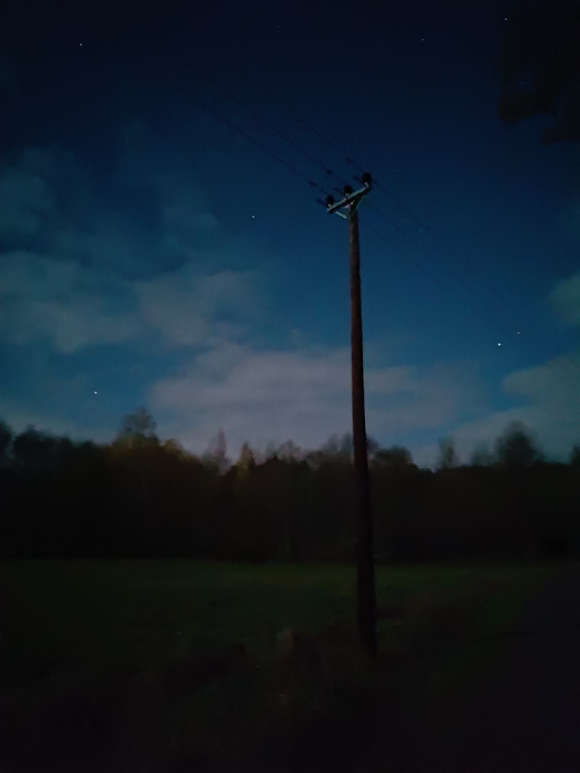 elstolpe, fotad med mobiltelefonens mörkerläge