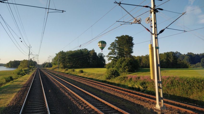 järnvägsspår och luftballong